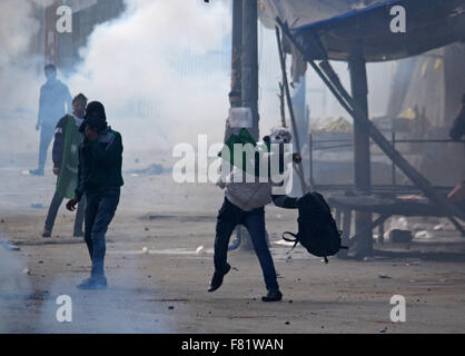 Il Kashmir. 4 dicembre, 2015. Musulmani del Kashmir manifestanti si scontrano con la Indian poliziotti e militari para troopers durante il pro-libertà dimostrazioni nel vecchio Srinagar la capitale estiva della controllata indiana del Kashmir. I manifestanti arrabbiati ha preso la strada principale della zona Nowhatta di vecchi Srinagar e gridò anti India slogan subito dopo il Venerdì di Congregazione la preghiera si è conclusa a Srinagar la Grande Moschea. La polizia ha poi licenziato strappare fumogeni agglomerati in forma di pellets, rivestiti di gomma per i proiettili e granate stun per disperdere pro libertà contestatori. Credito: PACIFIC PRESS/Alamy Live News Foto Stock