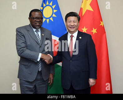 Johannesburg, Sud Africa. 4° dic, 2015. Il presidente cinese Xi Jinping (R) incontra il Presidente della Namibia Hage Geingob a Johannesburg, Sud Africa, Dicembre 4, 2015. Credito: Zhang Duo/Xinhua/Alamy Live News Foto Stock