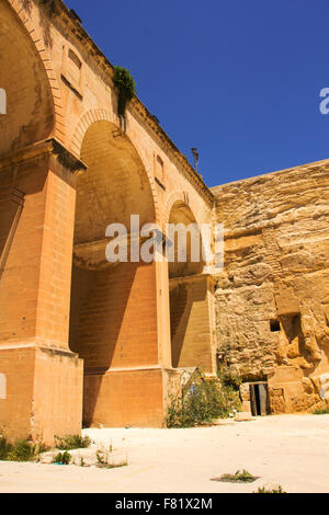 Un altro punto di vista il vecchio cantiere navale , situato in tre città, proprio vicino a dove la Valletta arriva in traghetto e si allontana. Foto Stock