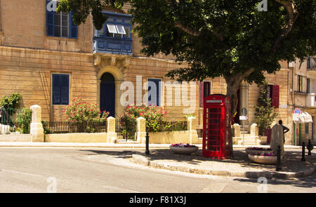 Red britannico casella Telefono in Sliema Foto Stock