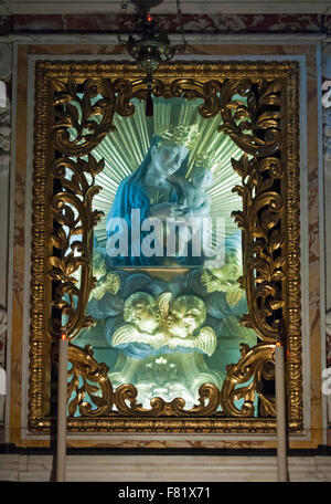 Scultura in terracotta "Madonna della manna" (XV secolo) all'interno del Duomo di Santa Maria Assunta, Cortona, Toscana, Italia Foto Stock