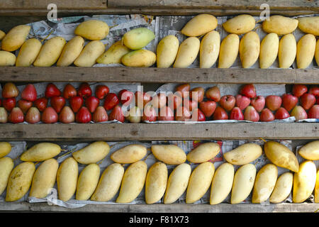 Frutti di mango, Street Market, Sekinchan, la Malaysia peninsulare. Foto Stock