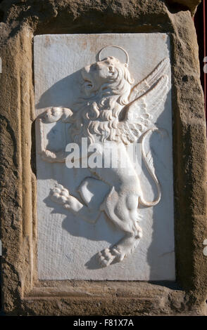 La scultura in marmo che mostra il Leone di San Marco in la facciata del Duomo di Santa Maria Assunta, Cortona, Toscana, Italia Foto Stock