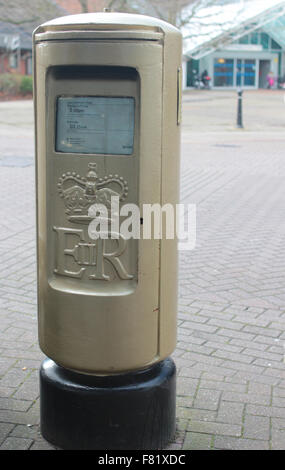 Oro postbox commemorando Olympic (medaglia d'oro) Foto Stock