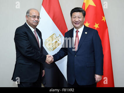 Johannesburg, Sud Africa. 4° dic, 2015. Il presidente cinese Xi Jinping (R) incontra egiziano con il Primo Ministro Ismail Sherif a Johannesburg, Sud Africa, Dicembre 4, 2015. Credito: Zhang Duo/Xinhua/Alamy Live News Foto Stock