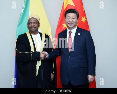 Johannesburg, Sud Africa. 4° dic, 2015. Il presidente cinese Xi Jinping (R) si riunisce con il suo omologo delle Comore Ikililou Dhoinine a Johannesburg, Sud Africa, Dicembre 4, 2015. Credito: Zhang Duo/Xinhua/Alamy Live News Foto Stock