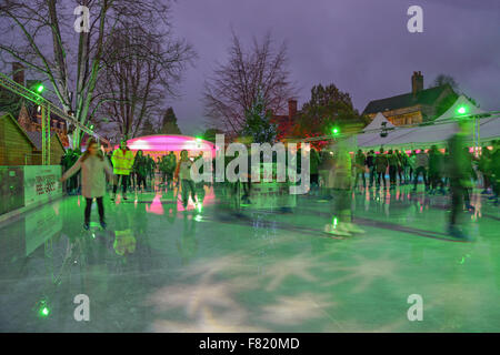 Pista di pattinaggio su ghiaccio nella motivazione della Cattedrale di Winchester Hampshire REGNO UNITO Foto Stock