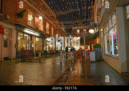 Wet strada di ciottoli nelle ore notturne in Winchester Hampshire REGNO UNITO Foto Stock