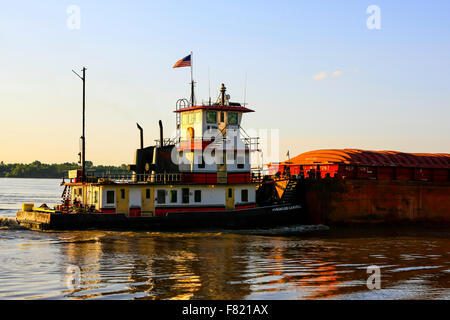 Rimorchiatore a traino chiatte a spinta lungo il grande fiume Mississippi visto qui a Greenville MS Foto Stock