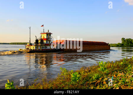 Rimorchiatore a traino chiatte a spinta lungo il grande fiume Mississippi visto qui a Greenville MS Foto Stock