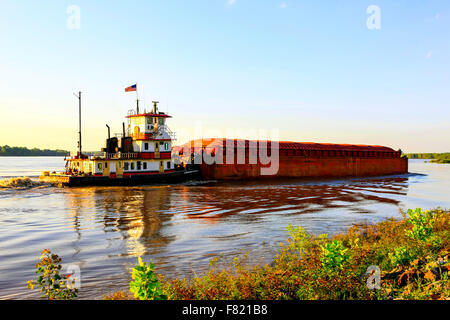 Rimorchiatore a traino chiatte a spinta lungo il grande fiume Mississippi visto qui a Greenville MS Foto Stock