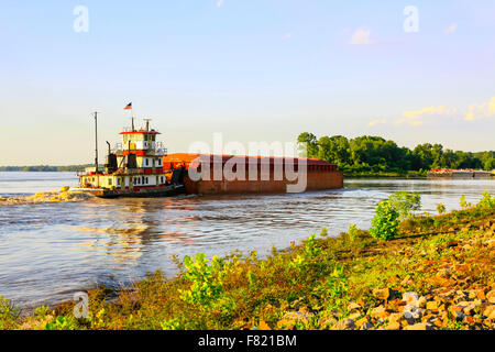 Rimorchiatore a traino chiatte a spinta lungo il grande fiume Mississippi visto qui a Greenville MS Foto Stock