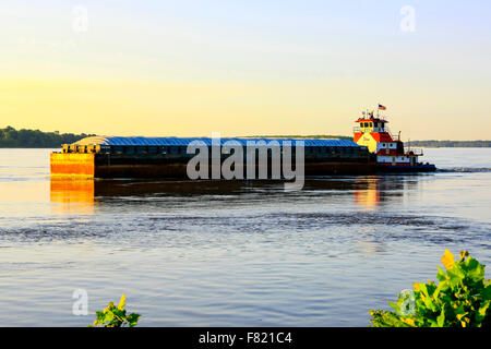 Rimorchiatore a traino chiatte a spinta lungo il grande fiume Mississippi visto qui a Greenville MS Foto Stock