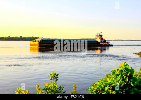 Rimorchiatore a traino chiatte a spinta lungo il grande fiume Mississippi visto qui a Greenville MS Foto Stock