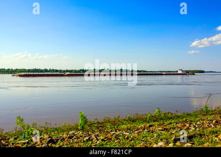 Rimorchiatore a traino chiatte a spinta lungo il grande fiume Mississippi visto qui a Greenville MS Foto Stock