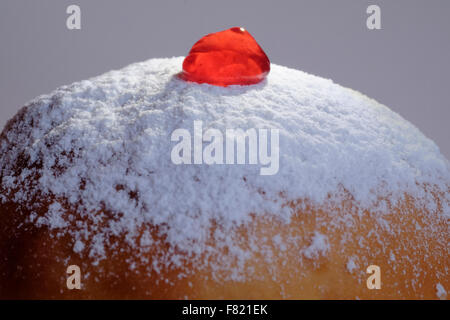 Sufganiya tradizionale fritte ciambella rotonda e rabboccato con zucchero a velo e marmellata jelly mangiato durante la festa ebraica di Hanukkah Foto Stock