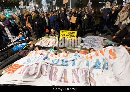 Londra, Regno Unito. 4 dicembre, 2015. I dimostranti protestano in piazza del Parlamento durante il MP il voto del Parlamento sul fatto che il Regno Unito avrà inizio il bombardamento di operazioni in Siria, London, Regno Unito - 4 dicembre 2015 Credit: Raymond codolo/Alamy Live News Foto Stock