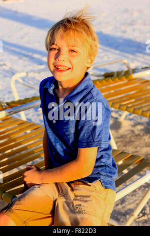 Foto ritratto di un 7 anno vecchio ragazzo su Siesta Key beach al tramonto in Florida Foto Stock