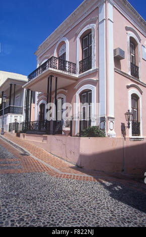 Splendidamente ristrutturato case di città la linea Calle Jose Julian Acosta in San German, Puerto Rico e dei Caraibi. Foto Stock