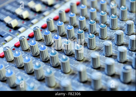 Dettaglio con manopole di regolazione su un Professional mixer audio Foto Stock