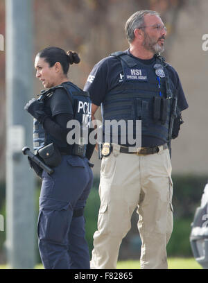 San Bernardino, Stati Uniti d'America. 4° dic, 2015. Poliziotti di guardia in una strada verso il centro terrestre dove un tiro letale è successo due giorni fa a San Bernardino, in California, negli Stati Uniti, il 4 dicembre 2015. La FBI sta investigando il mortale la California del Sud le riprese effettuate da un giovane che ha ucciso almeno 14 persone e il ferimento di 23 altri mercoledì come un atto di terrorismo, un'agenzia ufficiale di detto venerdì. Credito: Yang Lei/Xinhua/Alamy Live News Foto Stock