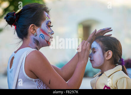 Il partecipante non identificato ha il suo volto coperto con il trucco su un carnevale del Giorno dei Morti di Oaxaca, Messico Foto Stock