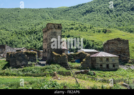 Torri Svan in villaggi di Ushguli comunità al fine di Enguri gorge, Svaneti superiore, Georgia Foto Stock