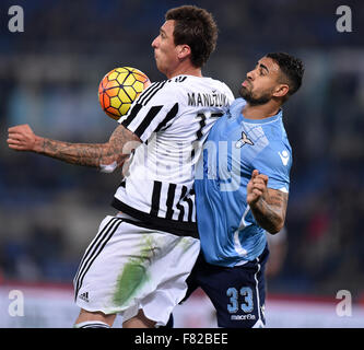 Roma, Italia. 4° dic, 2015. Mario Mandzukic (L) della Juventus vies con Mauricio del Lazio durante il campionato italiano di una partita di calcio a Roma, Italia, il 4 dicembre, 2015. La Juventus ha vinto 2-0. Credito: Alberto Lingria/Xinhua/Alamy Live News Foto Stock