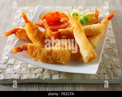 Close up Cinese Orientale impanati e martoriata fritti gamberoni con un peperoncino dolce dip pronto a mangiare Foto Stock