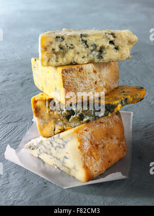 Close up di cunei di formaggio blu - dalla parte superiore - Blue Vinney, Stilton, Blacksticks blu, Stilton cremosa Foto Stock