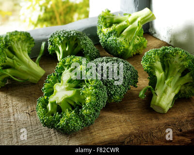 Close up di fresco intero e crudo tagliato broccoli di brocoli ( Brassica oleracea) Foto Stock