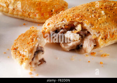 Il pollo cotto & mushroom Puff Pastry fetta tagliata aperta contro uno sfondo bianco Foto Stock