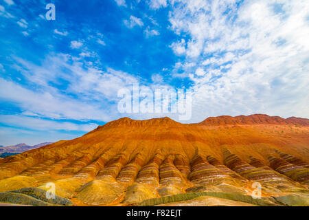 Forme Coloful a Zhanhye Danxie Geo Park, la Cina nella provincia del Gansu, Ballands erosi in colori muliple Foto Stock