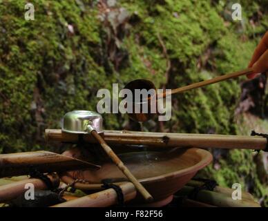 Un bambù fontana acqua a Kyoto, in Giappone. Foto Stock