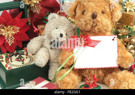 Decorazione di natale con un orso di peluche giocattoli & Regali, spazio bianco card Foto Stock