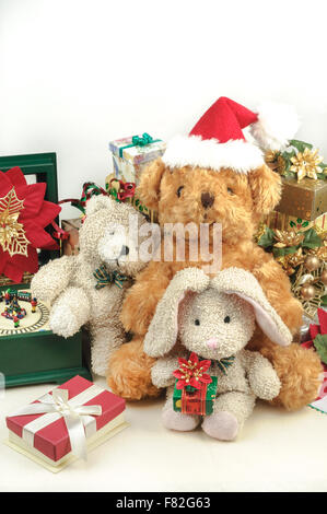 Decorazione di natale con un orso di peluche giocattoli & regali Foto Stock