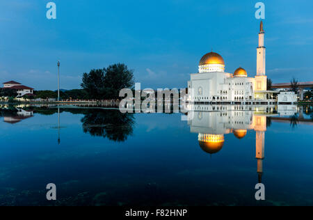 Come Salam moschea in Puchong, Malesia durante le ore blu del crepuscolo. Foto Stock