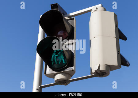 Il traffico pedonale luci con originale gli amanti della ragazza verde segnale, Vienna, Austria Foto Stock