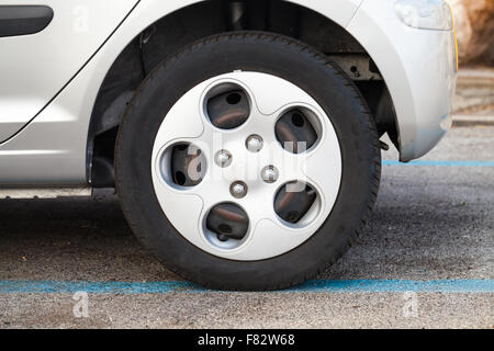 Città auto ruota sulla luce grigia disco in lega Foto Stock