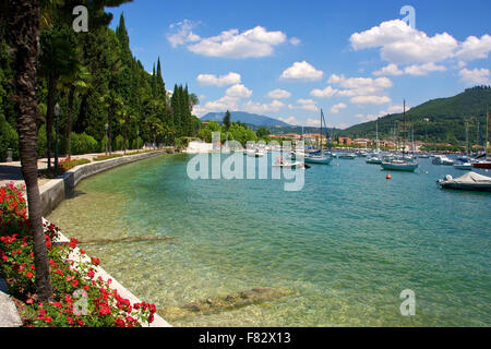 Il lago di Garda con vista barche Foto Stock