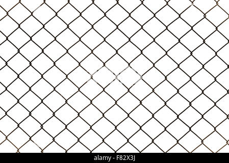 Rusty chain link fencing isolati su sfondo bianco, recinzione metallica a losanga Foto Stock