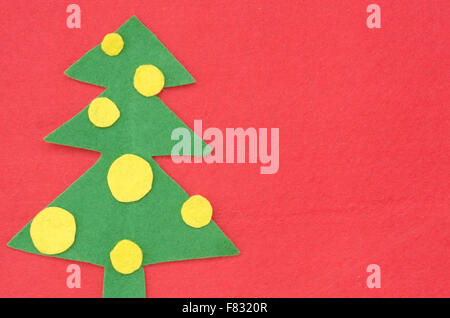 Natale in casa verde e feltro rosso buste regalo in linea, decorata con  piccole cose Foto stock - Alamy