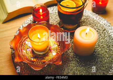 Candele aromatico,pocket book e tè al limone Foto Stock