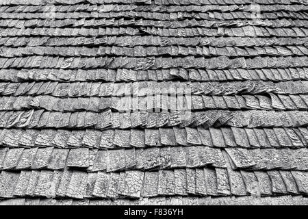 Immagine in bianco e nero di legno stagionato tegole del tetto Foto Stock