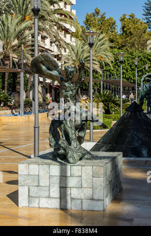 Spagnolo e catalano artista Salvador Dali sculture in bronzo sul display alla Avenida del Mar in Marbella in Spagna Foto Stock