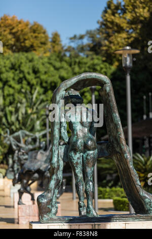 Spagnolo e Catalano artista Salvador Dali sculture in bronzo sul display alla Avenida del Mar in Marbella in Spagna Foto Stock