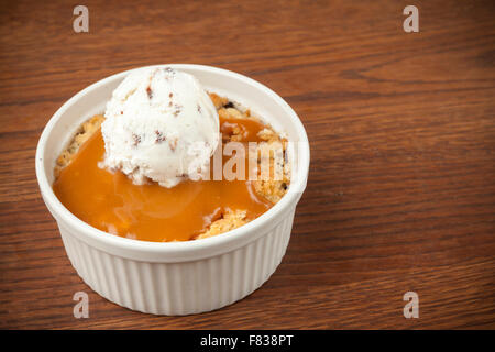 Souffle con una pallina di gelato in una ciotola di ceramica Foto Stock