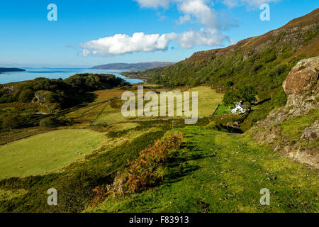 Un cottage sopra Loch Tuath, vicino Lagganulva, Isle of Mull, Argyll and Bute, Scotland, Regno Unito Foto Stock