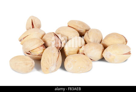 Alcuni secchi Pistacchi. Isolato su sfondo bianco Foto Stock