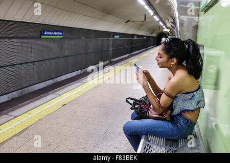 Madrid Spagna,ispanica etnia Chamberi,stazione metropolitana Alonzo Martinez,metropolitana,treno,metropolitana,linea 4,piattaforma,teen teen teen ager teenagers girl girls, Foto Stock